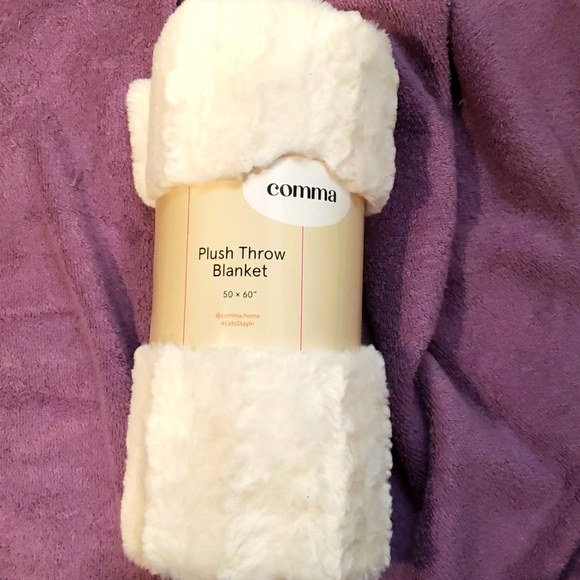 Comma Plush Throw Blanket - Picture 1 of 3
